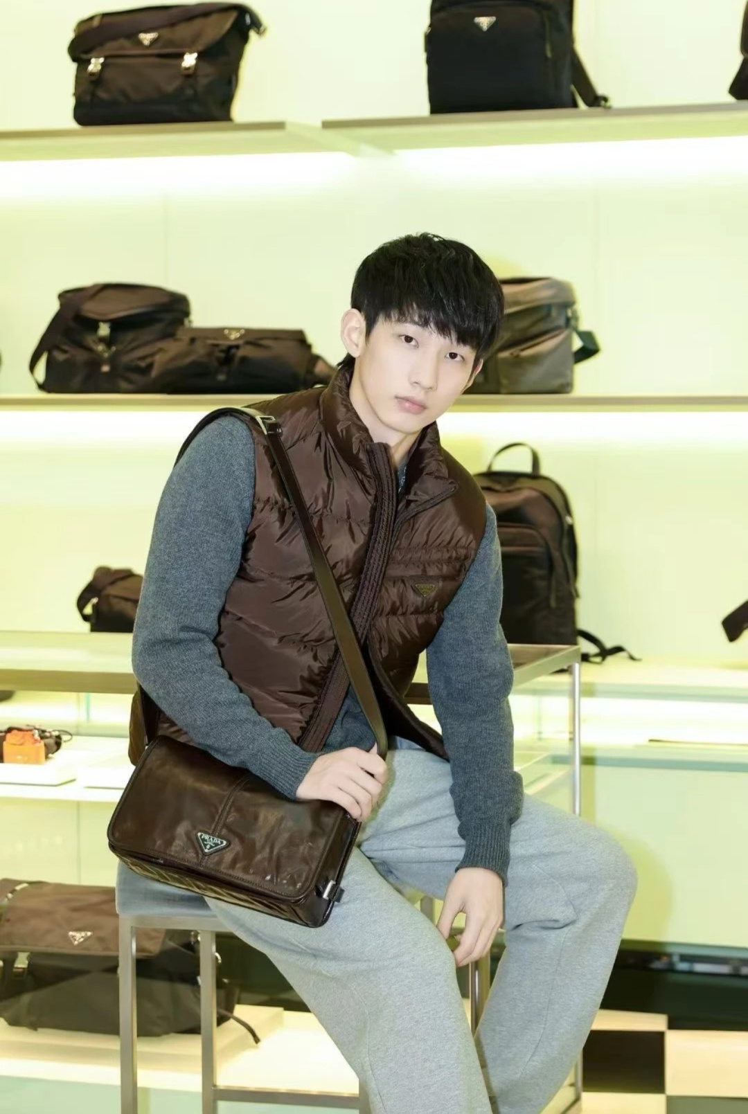 上身效果｜PRADA Re-Nylon 2025全新限定配色可可棕.经典羽绒马甲.这个配色真的绝了.必须