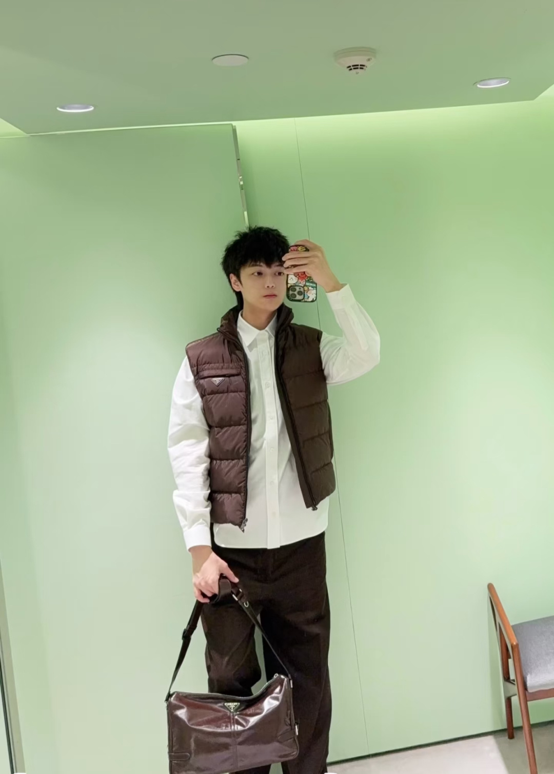 NO:573346,Upper body effect｜PRADA Re-Nylon 2025 new limited color cocoa brown. Classic down vest. This color is really amazing. Must be kept for yourself.,,prada,down jacket,alexander wang19860909上身效果｜PRADA Re-Nylon 2025全新限定配色可可棕.经典羽绒马甲.这个配色真的绝了.必须自留.,,prada,down jacket,alexander wang,Men's clothing