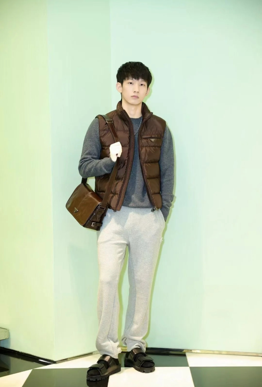 上身效果｜PRADA Re-Nylon 2025全新限定配色可可棕.经典羽绒马甲.这个配色真的绝了.必须