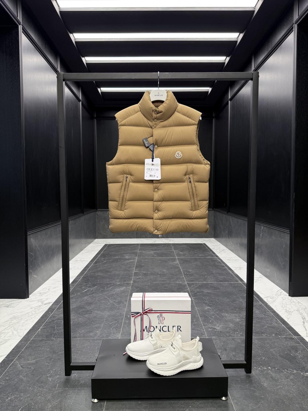 NO:597300,Premium down Moncler Tibb men's down vest (new matte matte surface) filled with premium 95 gooseneck down. Extremely lightweight. 850+ fill power. Comes standard with a full set of counter gift box packaging. Upgraded from the original magnetic gift box. The Tibb men's down vest is a classic Moncler design item, made of lightweight nylon fabric and eye-catching color matching.  The Tibb men's down vest is a Moncler classic inspired by iconic archival silhouettes from the 1980s. Made from longue saison fabric, perfect for changing seasons. This nylon fabric is lightweight and protective. Details Made from longue saison fabric Longue saison lining Filled with down Snap-button collar Zip closure Zippered pockets Size guide Regular fit Close-fitting shoulders and chest Square waist  Length (collar to hem) 68 cm Color Black/Khaki Size1-5 Couple D00650,,down jacket,alexander wang19860909特级羽绒Moncler Tibb男士羽绒马甲（全新哑光雾面）特级95鹅颈绒填充.极致轻便.850+蓬松度. 标配全套柜台礼盒包装.升级原版磁吸礼盒. Tibb男士羽绒马甲是经典的Moncler设计单品,采用轻盈尼龙面料制成,演绎醒目配色. Tibb男士羽绒马甲是Moncler的经典单品,灵感源于80年代的标志性典藏廓形.采用longue saison面料制成,适合换季时节穿着.这种尼龙面料具有轻盈性和保护性. 详情 采用longue saison面料制成 Longue saison衬里 填充羽绒 衣领设有按扣 拉链开合 拉链口袋 尺码参照 常规版型 贴身的肩部与胸部 方正腰部 长度（衣领至下摆）68厘米 颜色 黑色/卡其色 Size1-5 情侣款 D00650,,down jacket,alexander wang,Men's clothing