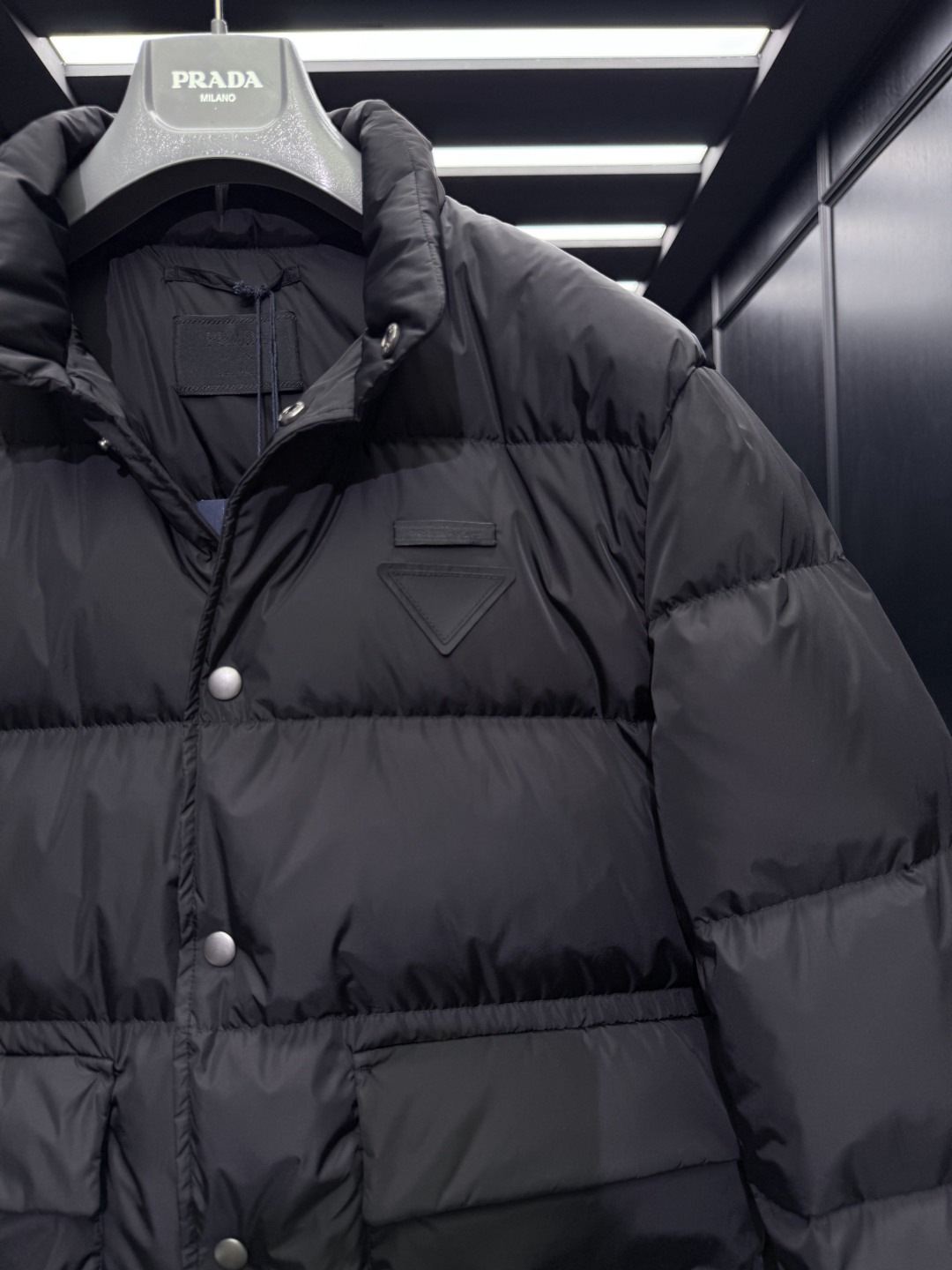 特级羽绒⬆️Prada Re-Nylon按扣式羽绒夹克.内里填充鹅绒.搭配原厂五金套件.渠道臻品.🎁出厂