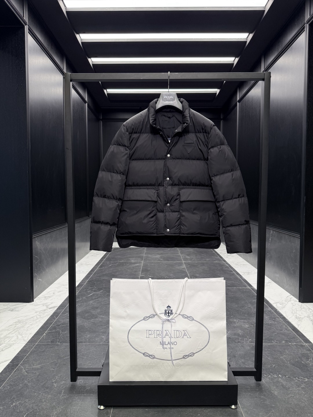 特级羽绒⬆️Prada Re-Nylon按扣式羽绒夹克.内里填充鹅绒.搭配原厂五金套件.渠道臻品.🎁出厂