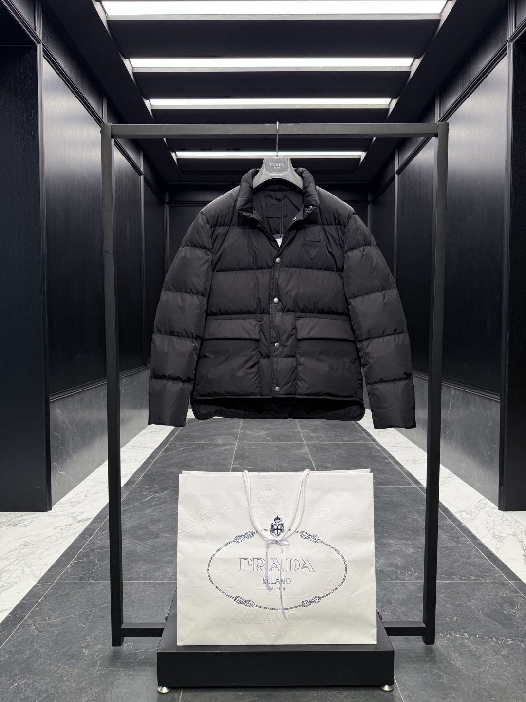 特级羽绒⬆️Prada Re-Nylon按扣式羽绒夹克.内里填充鹅绒.搭配原厂五金套件.渠道臻品.🎁出厂