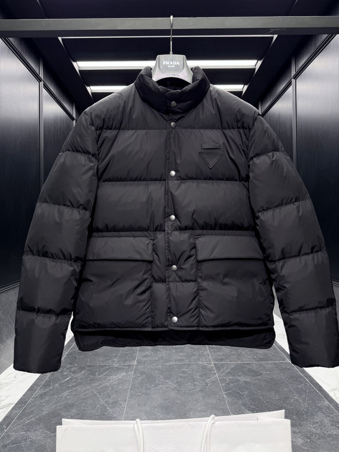 特级羽绒⬆️Prada Re-Nylon按扣式羽绒夹克.内里填充鹅绒.搭配原厂五金套件.渠道臻品.🎁出厂