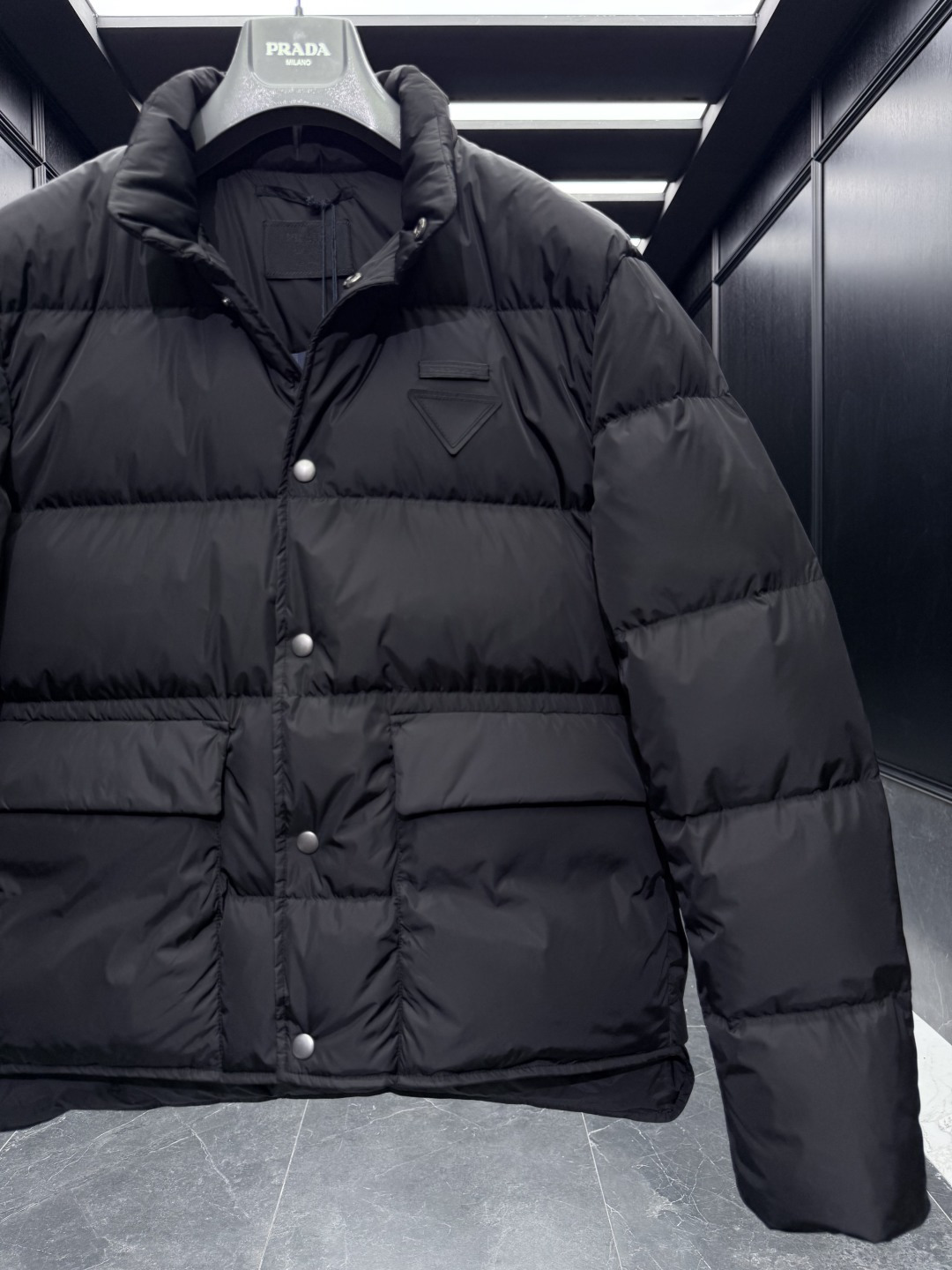 特级羽绒⬆️Prada Re-Nylon按扣式羽绒夹克.内里填充鹅绒.搭配原厂五金套件.渠道臻品.🎁出厂