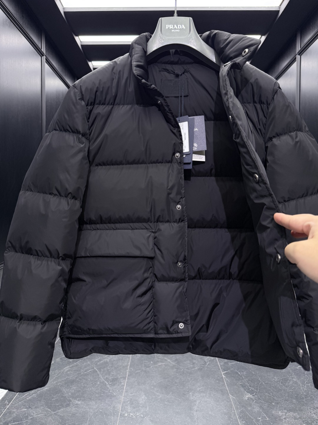 特级羽绒⬆️Prada Re-Nylon按扣式羽绒夹克.内里填充鹅绒.搭配原厂五金套件.渠道臻品.🎁出厂