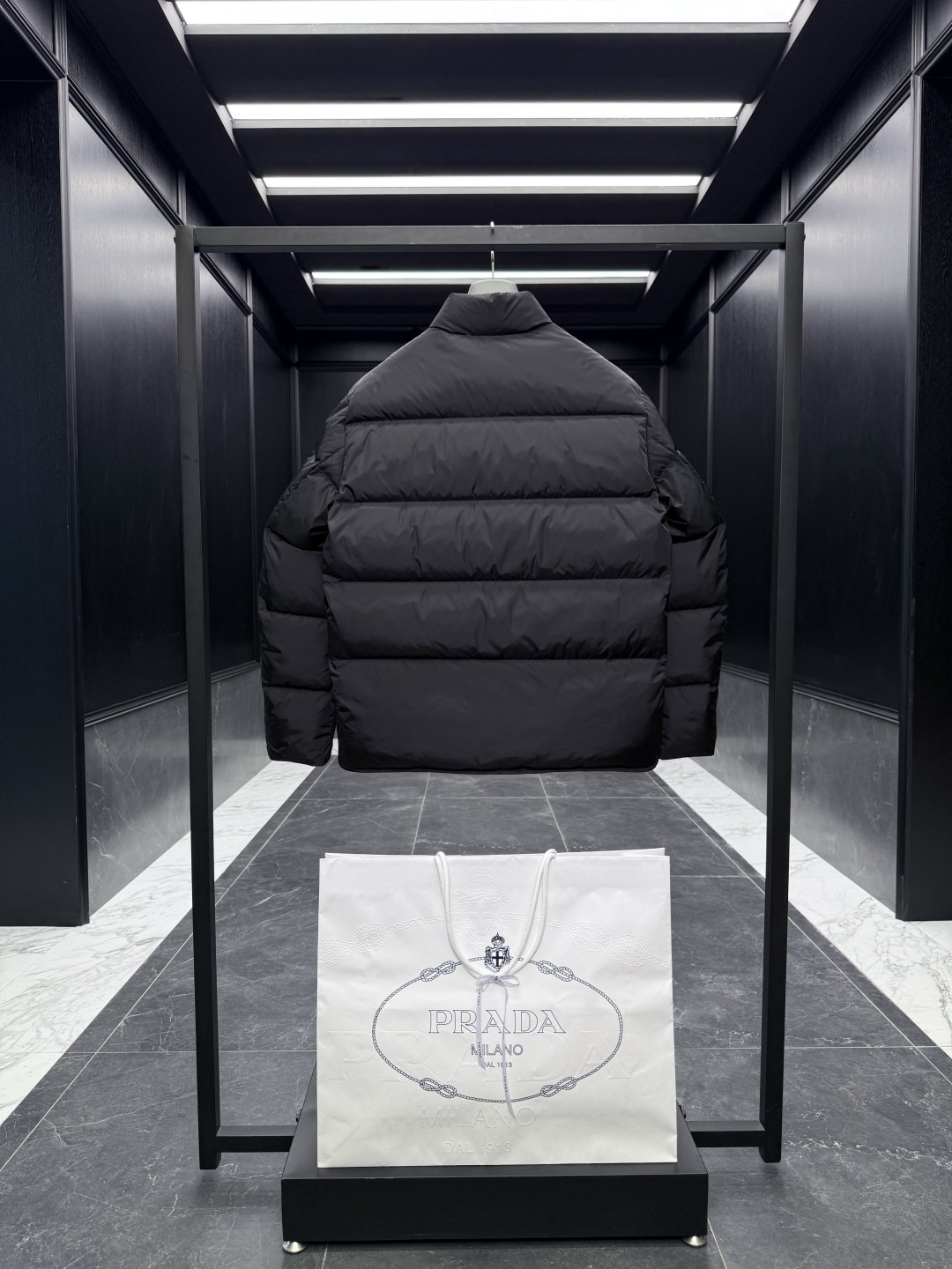 特级羽绒⬆️Prada Re-Nylon按扣式羽绒夹克.内里填充鹅绒.搭配原厂五金套件.渠道臻品.🎁出厂