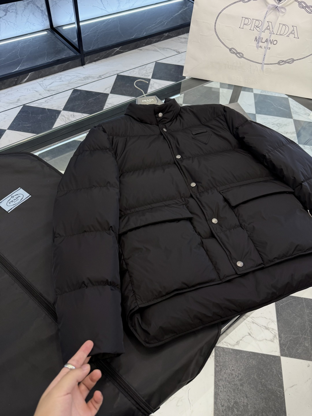 Prada Re-Nylon按扣式羽绒夹克.内里填充鹅绒.更多细节实拍.