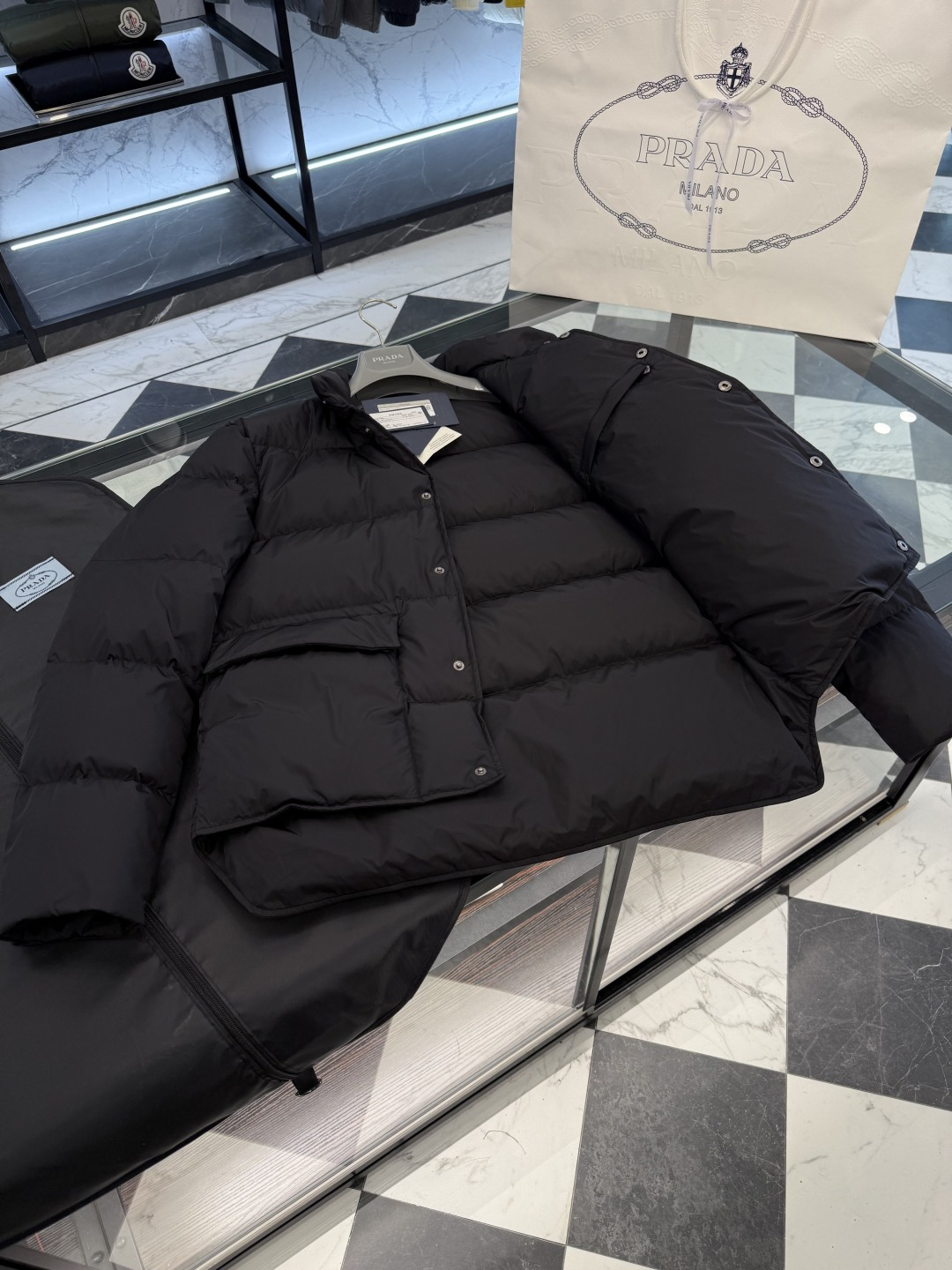 Prada Re-Nylon按扣式羽绒夹克.内里填充鹅绒.更多细节实拍.