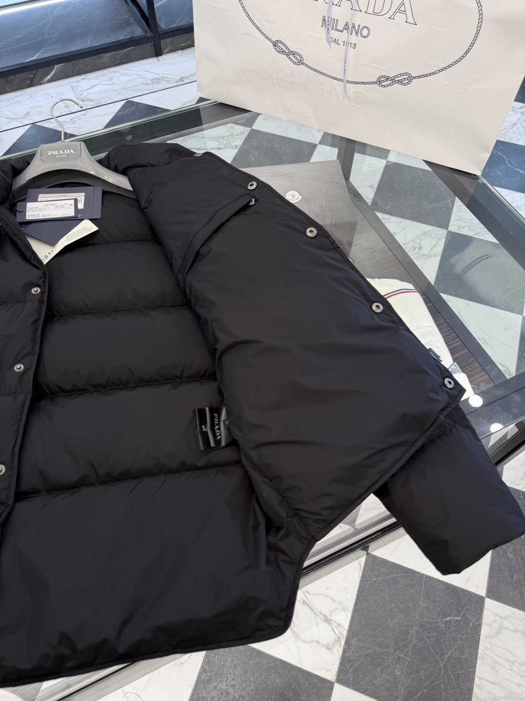 Prada Re-Nylon按扣式羽绒夹克.内里填充鹅绒.更多细节实拍.