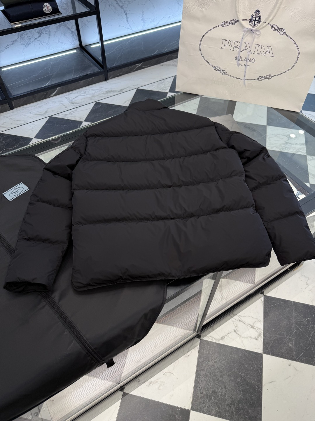 Prada Re-Nylon按扣式羽绒夹克.内里填充鹅绒.更多细节实拍.