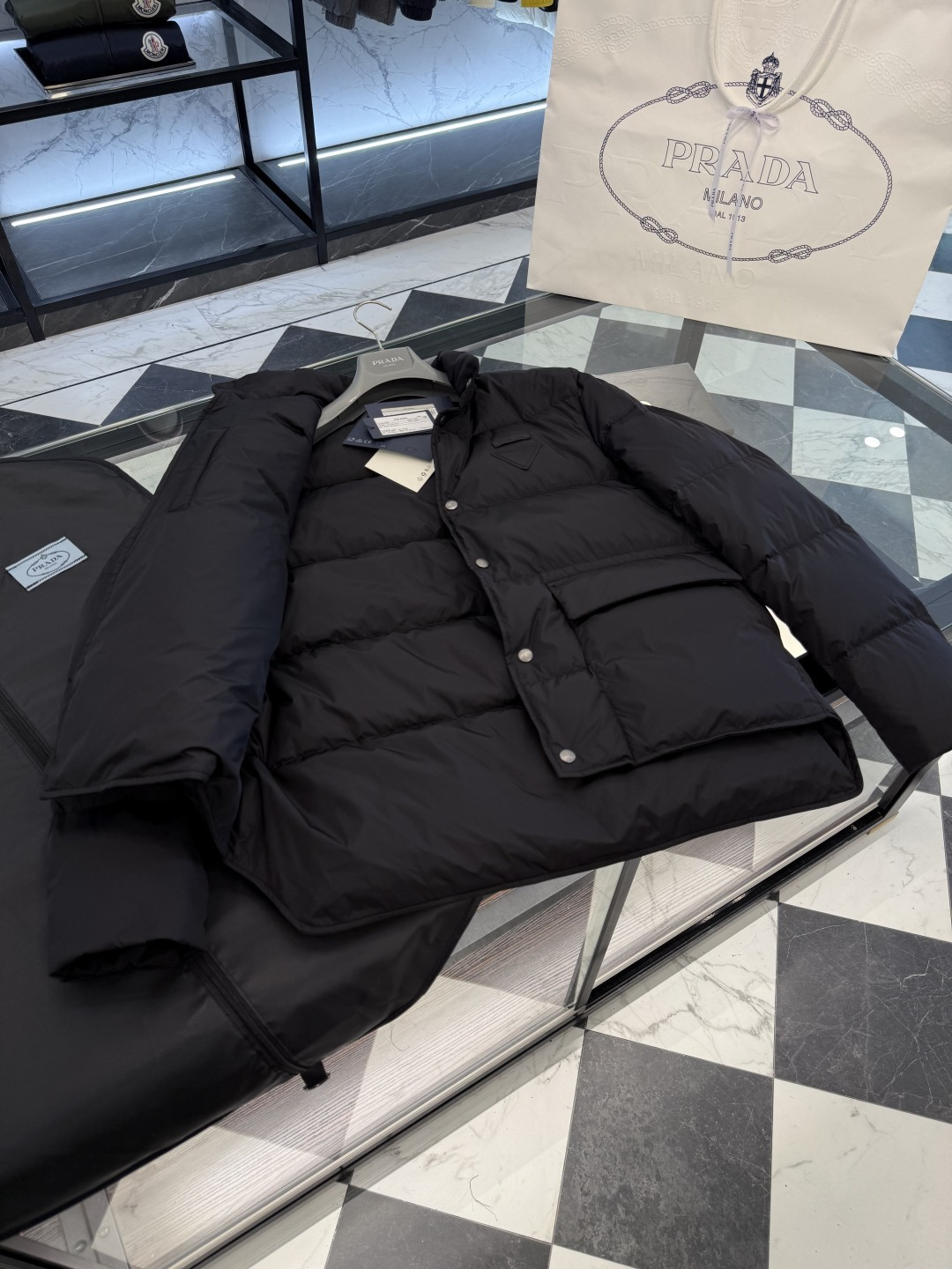 Prada Re-Nylon按扣式羽绒夹克.内里填充鹅绒.更多细节实拍.