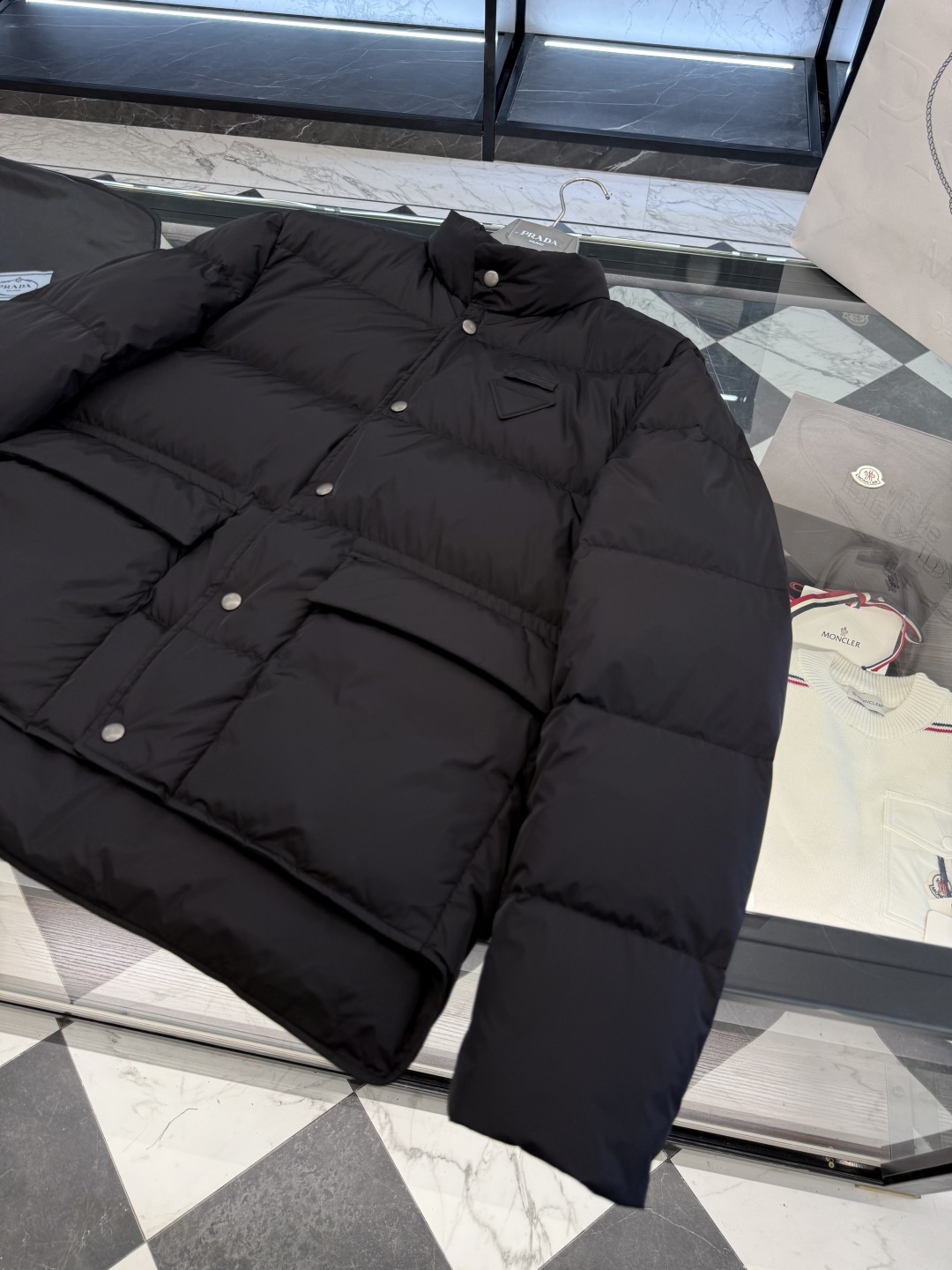 Prada Re-Nylon按扣式羽绒夹克.内里填充鹅绒.更多细节实拍.