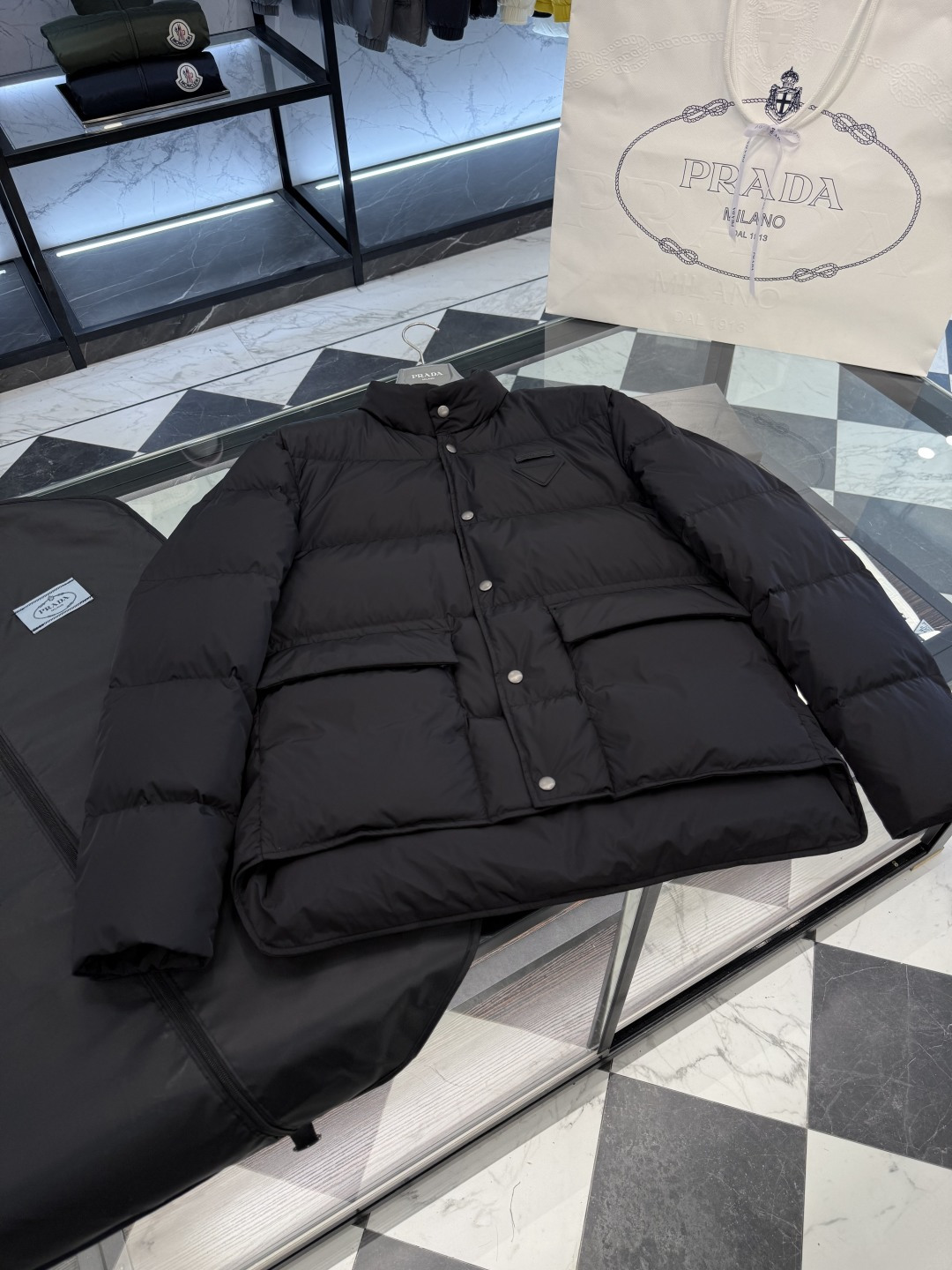 NO:573348,Prada Re-Nylon snap down jacket. Filled with goose down. More details.,, prada,jackets & coats,down jacket,alexander wang19860909Prada Re-Nylon按扣式羽绒夹克.内里填充鹅绒.更多细节实拍.,,prada,jackets & coats,down jacket,alexander wang,Men's clothing
