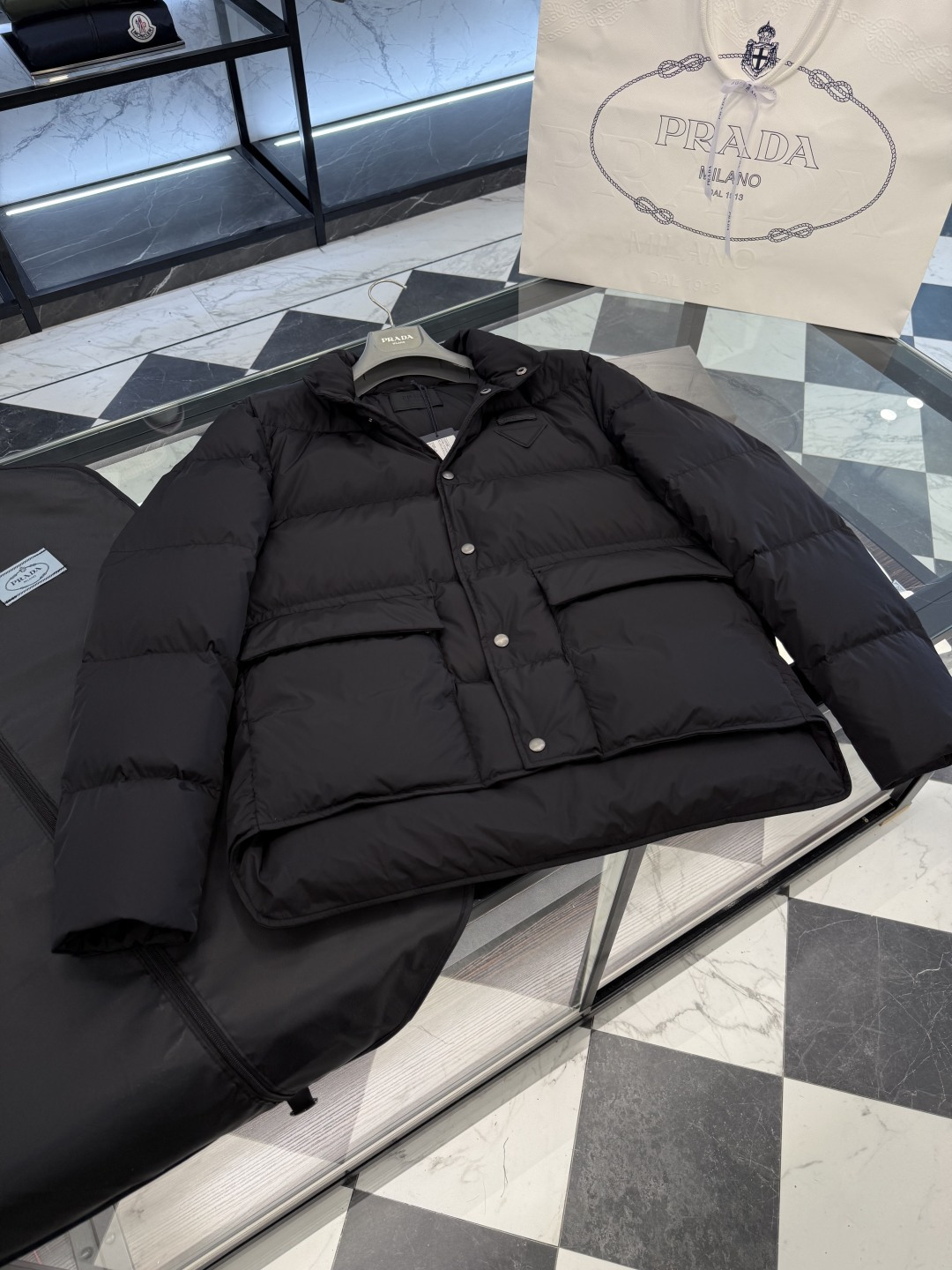 Prada Re-Nylon按扣式羽绒夹克.内里填充鹅绒.更多细节实拍.