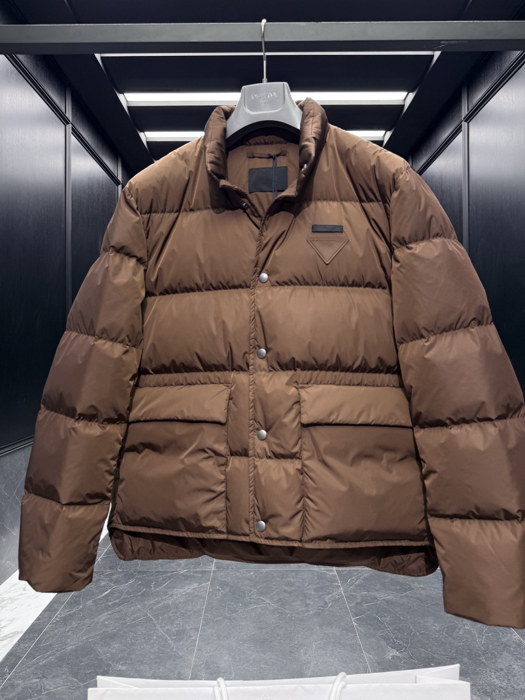 特级羽绒⬆️Prada Re-Nylon按扣式羽绒夹克.内里填充鹅绒.搭配原厂五金套件.渠道臻品.🎁出厂