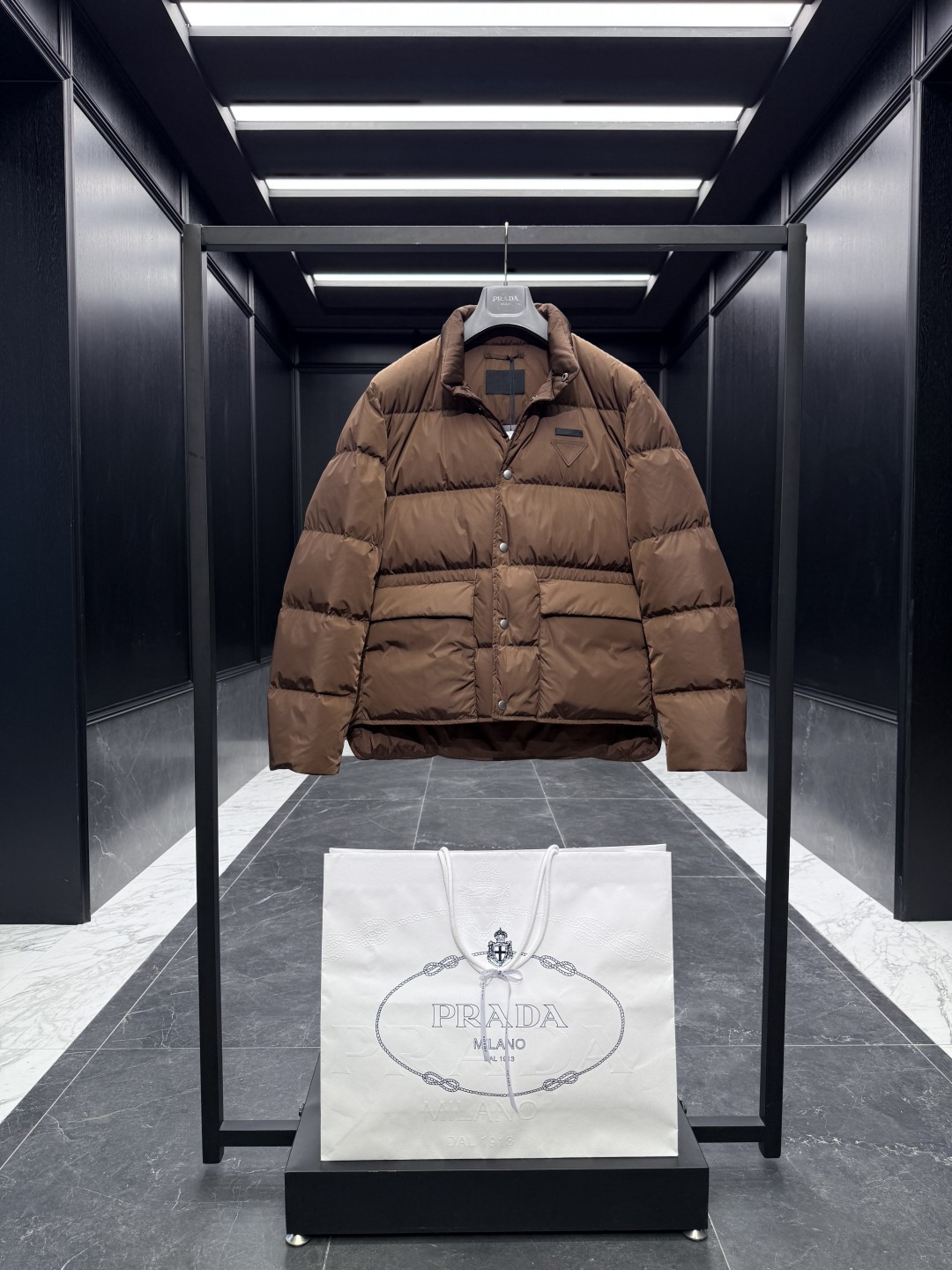 特级羽绒⬆️Prada Re-Nylon按扣式羽绒夹克.内里填充鹅绒.搭配原厂五金套件.渠道臻品.🎁出厂