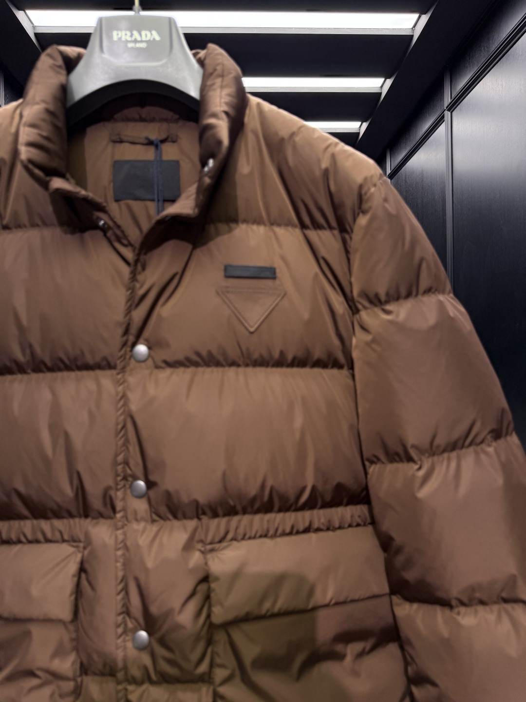 特级羽绒⬆️Prada Re-Nylon按扣式羽绒夹克.内里填充鹅绒.搭配原厂五金套件.渠道臻品.🎁出厂