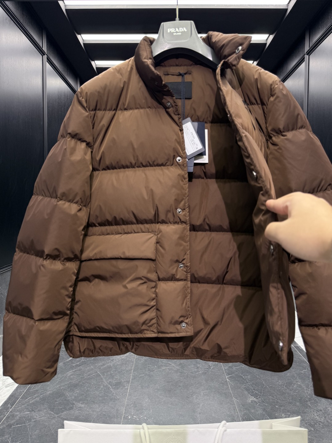 特级羽绒⬆️Prada Re-Nylon按扣式羽绒夹克.内里填充鹅绒.搭配原厂五金套件.渠道臻品.🎁出厂