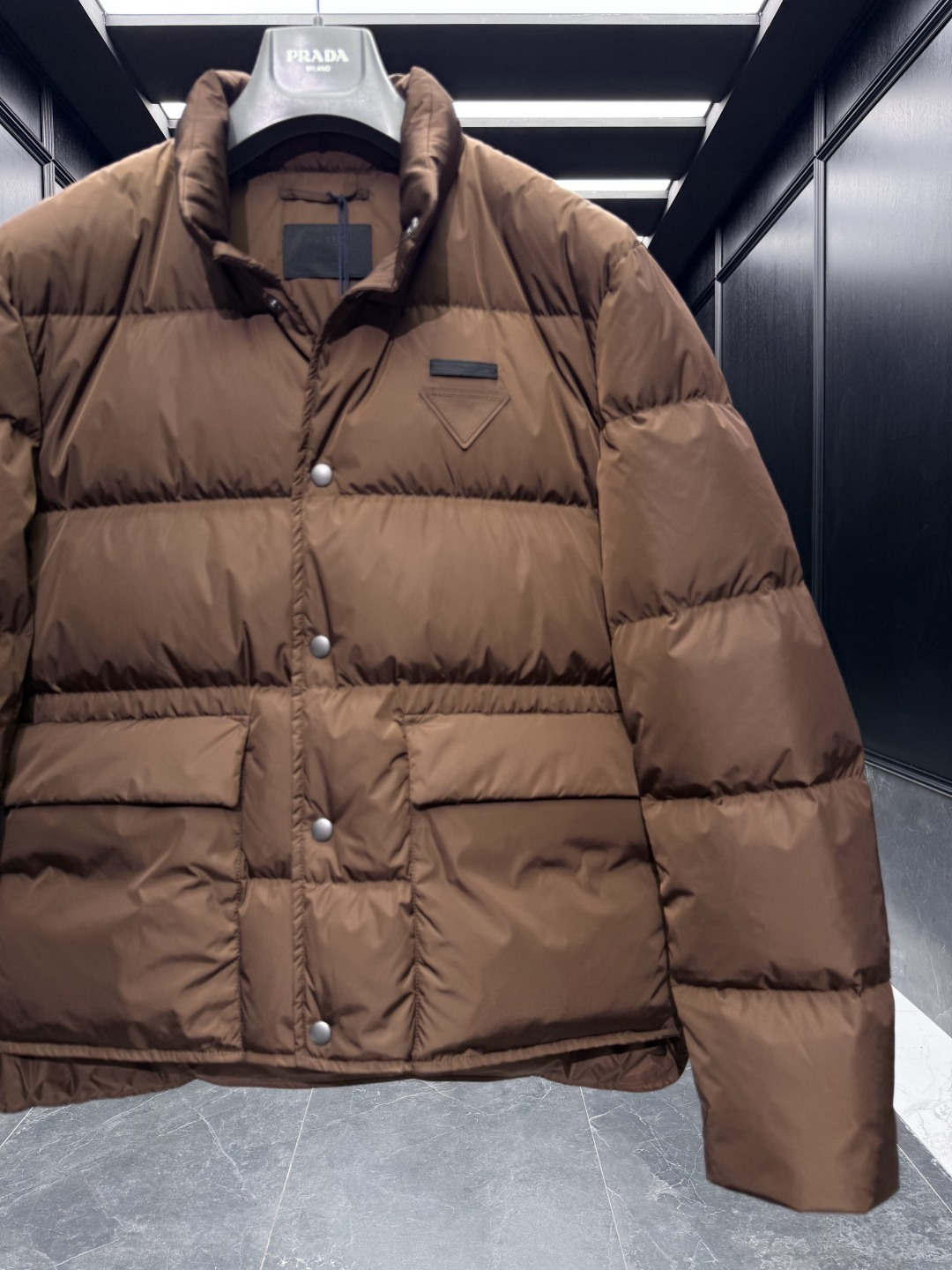 特级羽绒⬆️Prada Re-Nylon按扣式羽绒夹克.内里填充鹅绒.搭配原厂五金套件.渠道臻品.🎁出厂