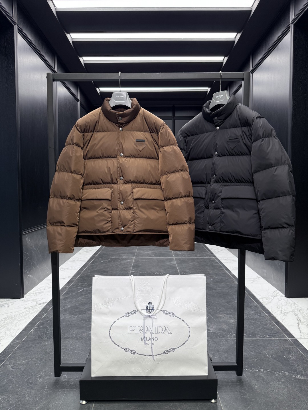 Prada Re-Nylon按扣式羽绒夹克.内里填充鹅绒.两色实拍展示.