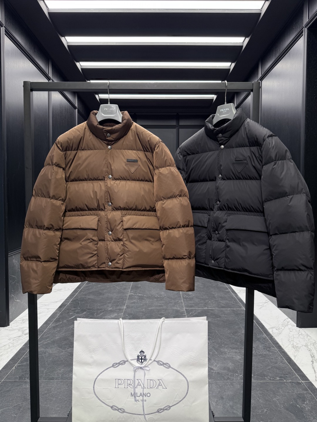 Prada Re-Nylon按扣式羽绒夹克.内里填充鹅绒.两色实拍展示.