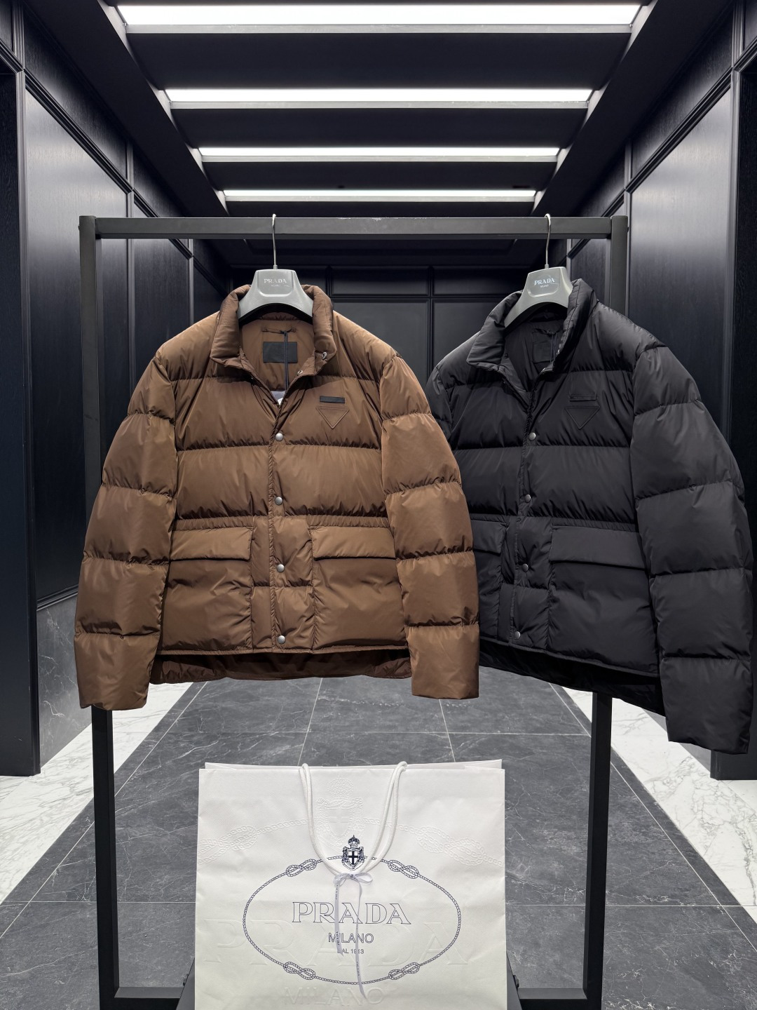 Prada Re-Nylon按扣式羽绒夹克.内里填充鹅绒.两色实拍展示.