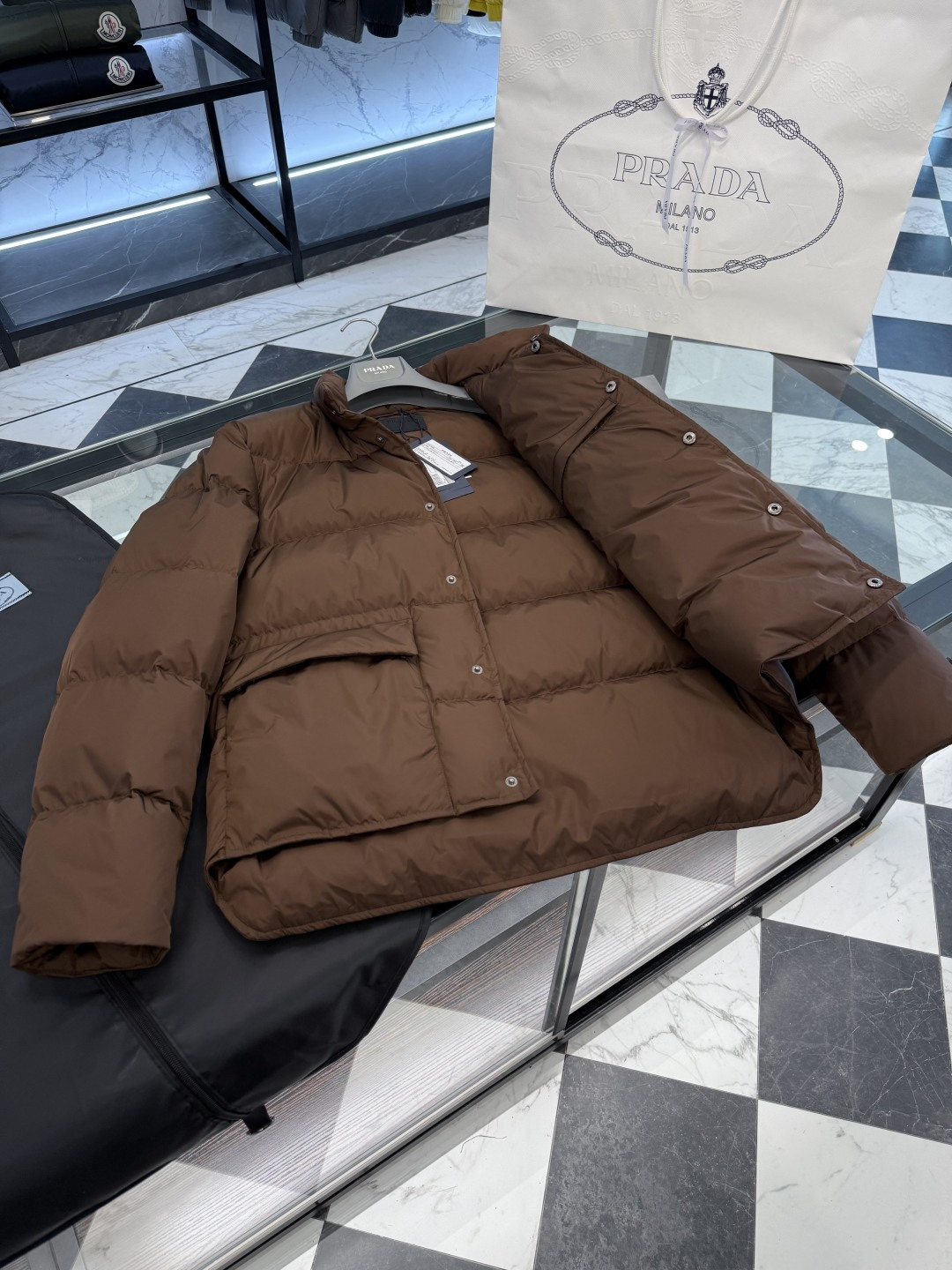 Prada Re-Nylon按扣式羽绒夹克.内里填充鹅绒.更多细节实拍.