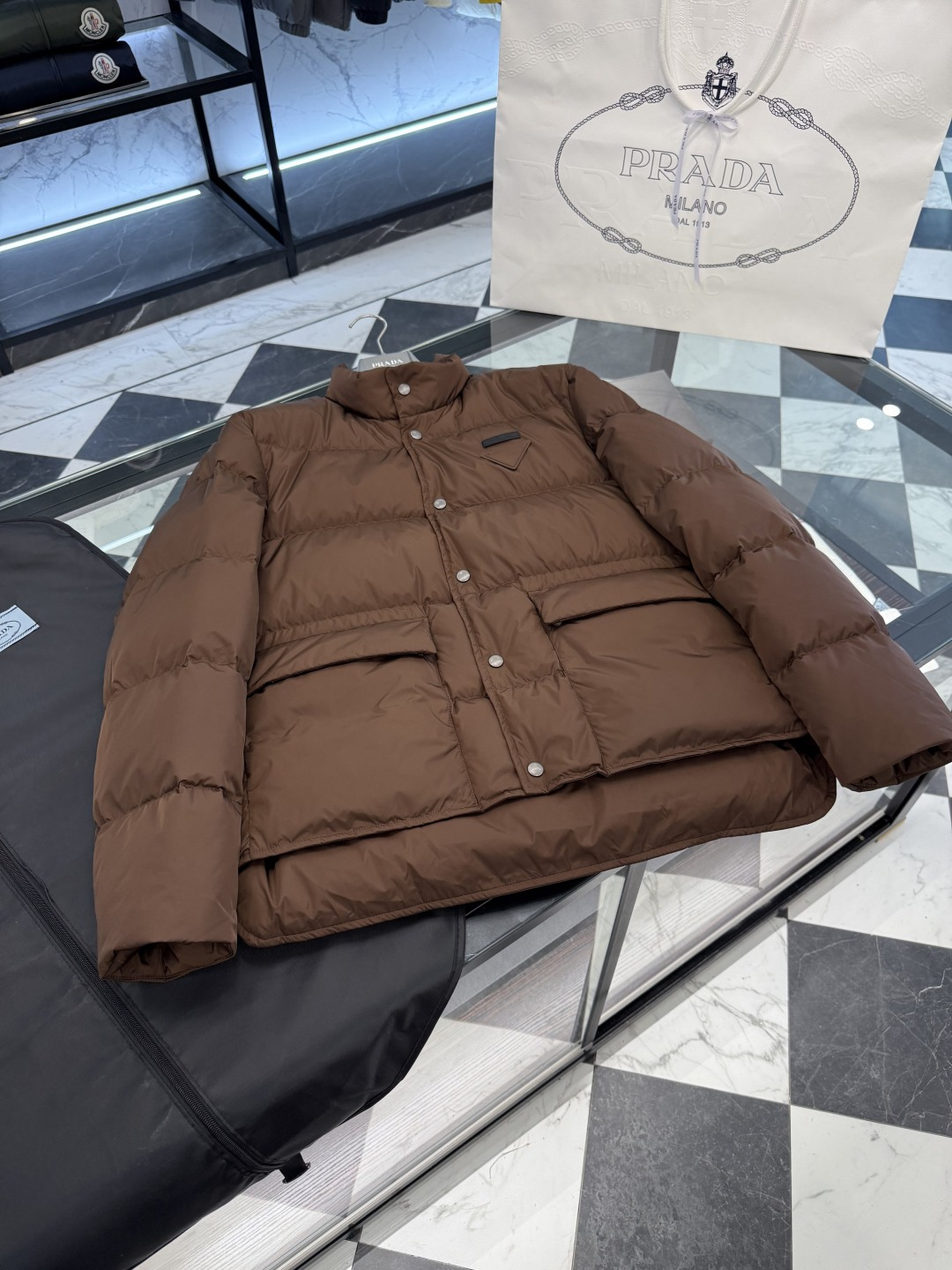 NO:573354,Prada Re-Nylon snap down jacket. Filled with goose down. More details.,, prada,jackets & coats,down jacket,alexander wang19860909Prada Re-Nylon按扣式羽绒夹克.内里填充鹅绒.更多细节实拍.,,prada,jackets & coats,down jacket,alexander wang,Men's clothing