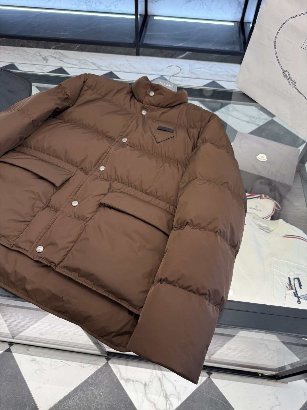 Prada Re-Nylon按扣式羽绒夹克.内里填充鹅绒.更多细节实拍.