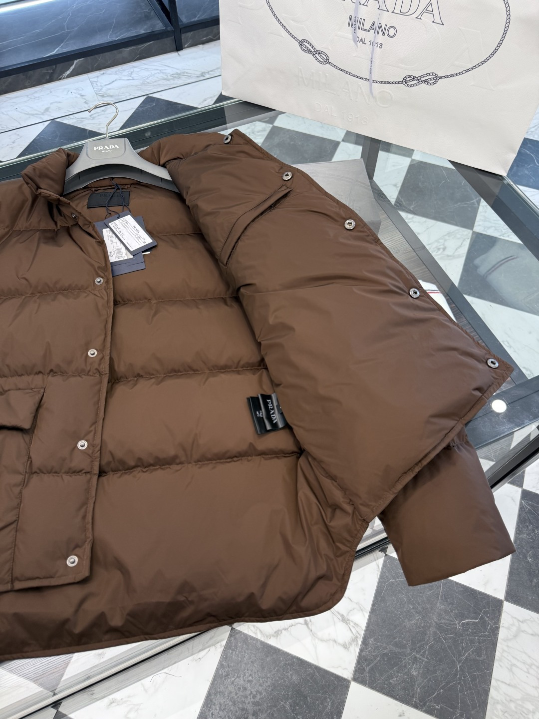 Prada Re-Nylon按扣式羽绒夹克.内里填充鹅绒.更多细节实拍.