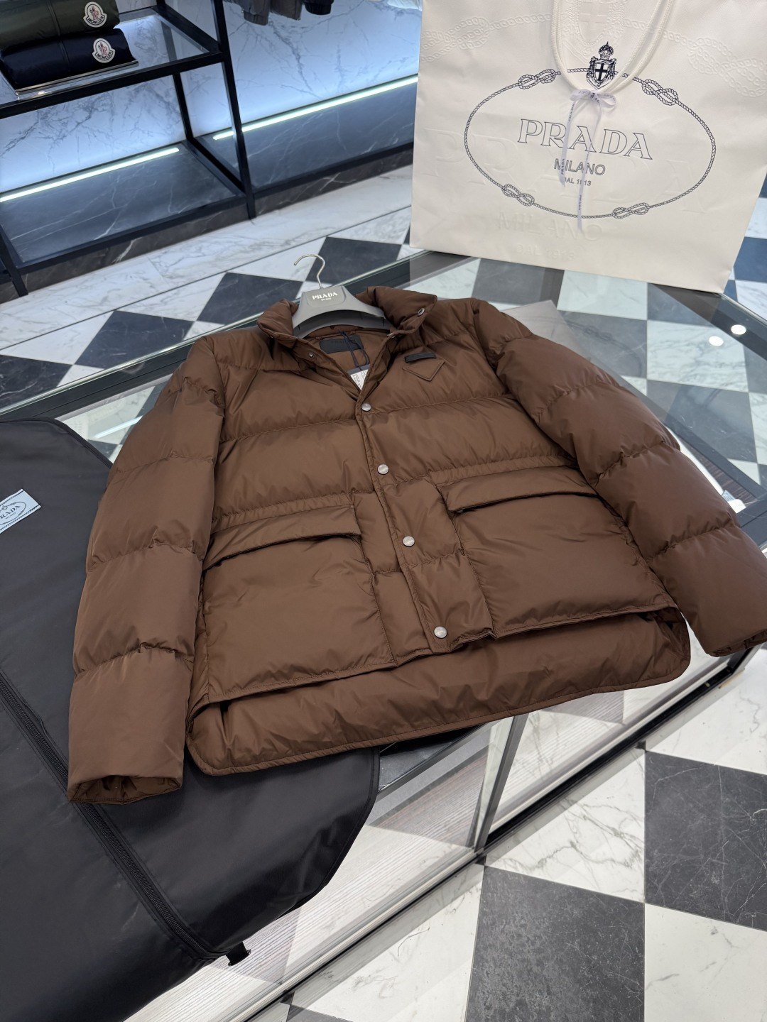 Prada Re-Nylon按扣式羽绒夹克.内里填充鹅绒.更多细节实拍.