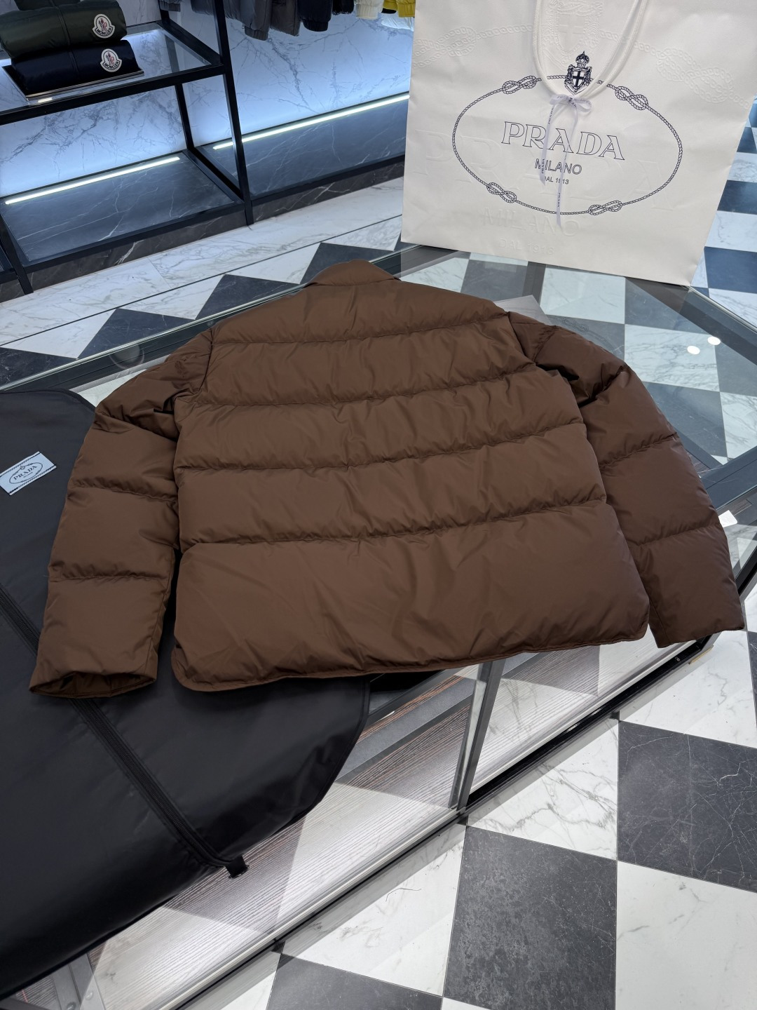 Prada Re-Nylon按扣式羽绒夹克.内里填充鹅绒.更多细节实拍.