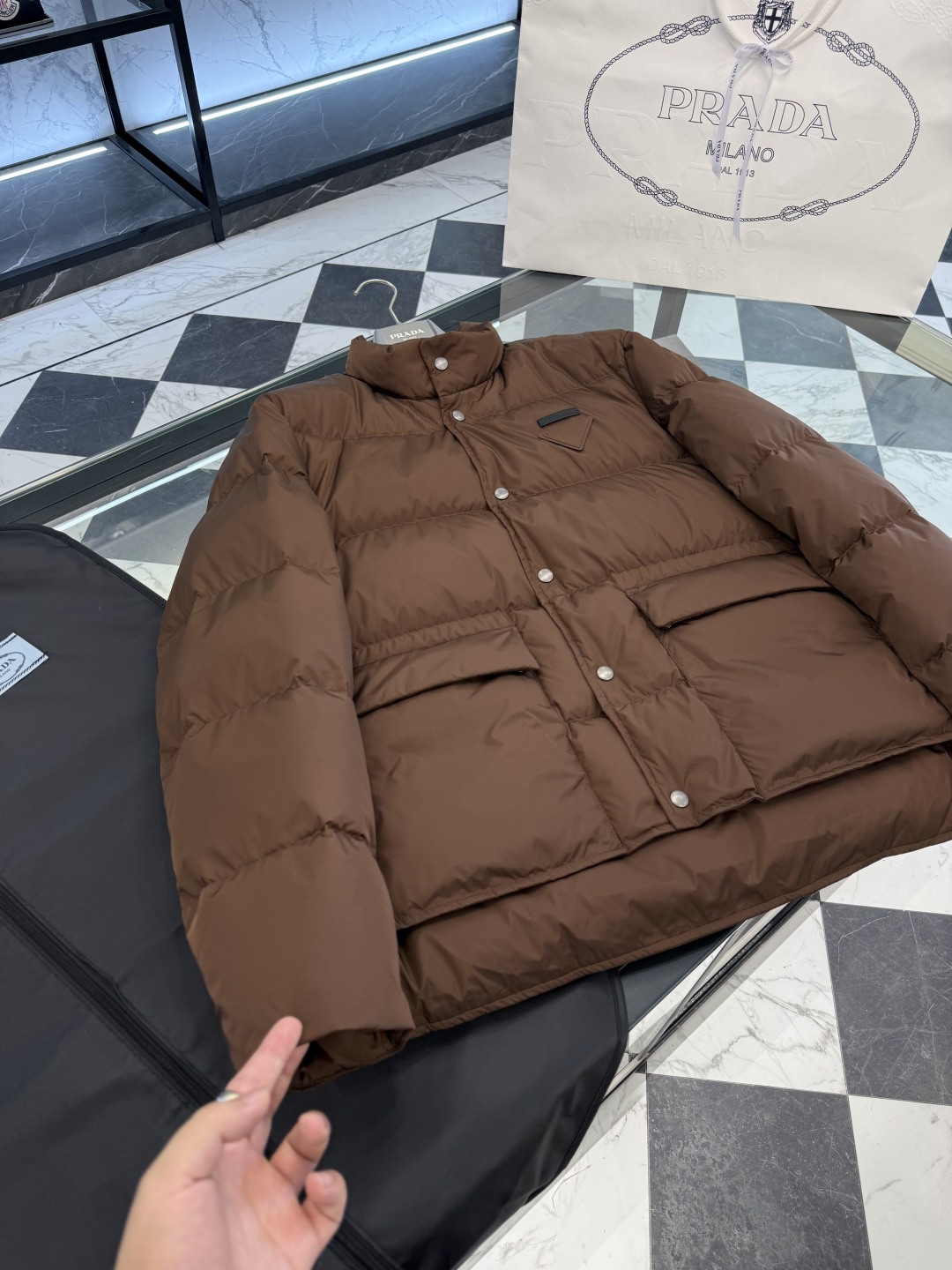 Prada Re-Nylon按扣式羽绒夹克.内里填充鹅绒.更多细节实拍.