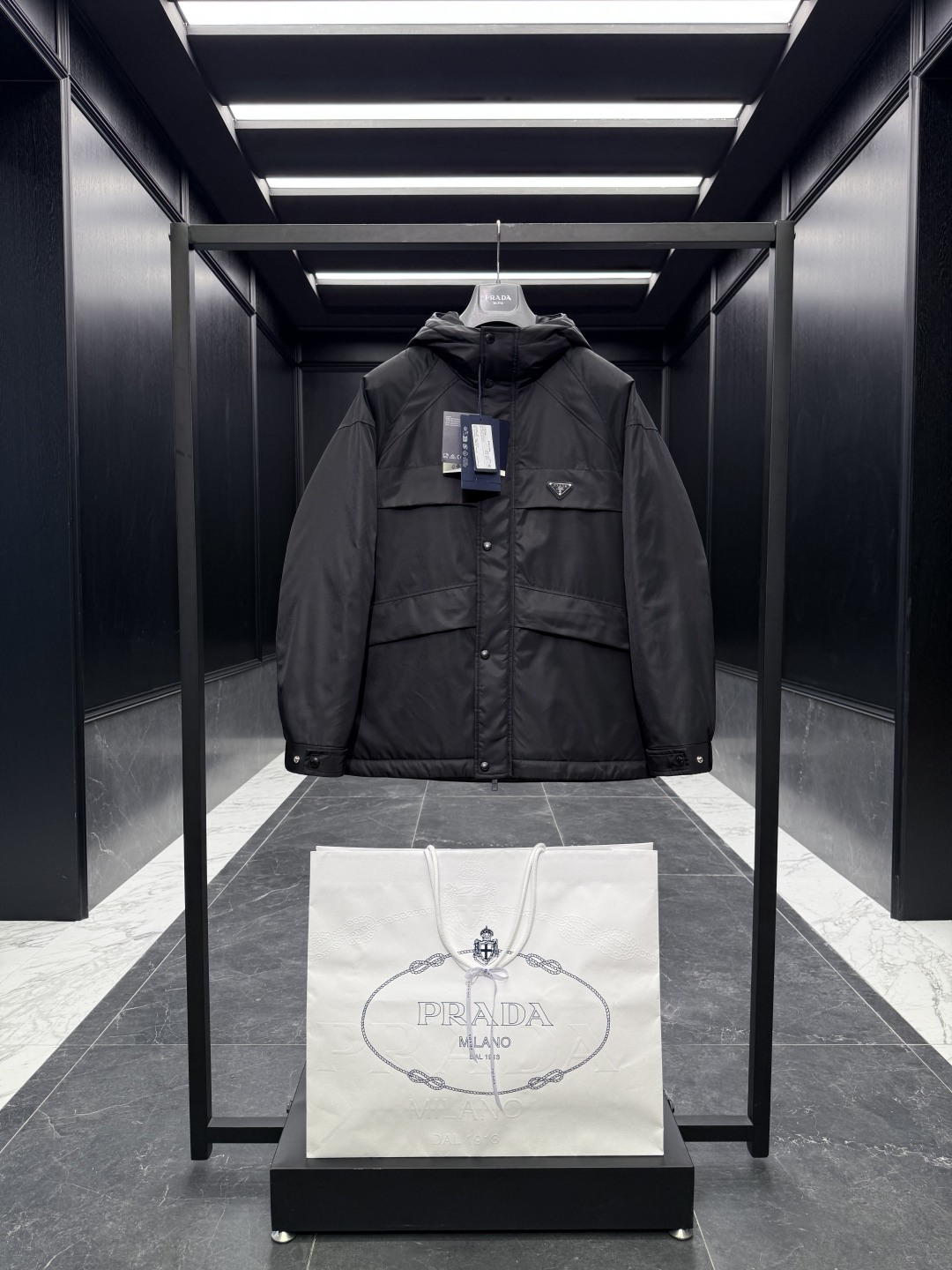 NO:597298,Special down Prada Re-Nylon classic down jacket (soft nylon fabric). Filled with goose down inside. Comes with original hardware kit. Channel premium product. Comes standard with original nylon suit storage bag/oversized shopping bag/original hanger/airplane box/full gift box/hanging at home Product details  This recycled nylon down jacket is decorated with exquisite details such as a triangular metal logo, and combines technical design and sportswear elements to make it distinctive. The jacket is equipped with front pockets and a drawstring hood, which is lined with soft goose down for warmth and comfort. To ensure the sustainable care of the product, maintain its properties and reduce its impact on the environment, it is recommended not to wash the product frequently, let it dry naturally after each use, and entrust it to a professional environmentally friendly dry cleaner for dry cleaning. Product details Stand-up collar Removable hood with elastic rubber drawstring  Exposed center front zip with zipper pull Chest welt pocket with enameled metal triangular logo Angled welt pocket with zip Lined Elastic cuffs Elastic drawstring at hem with metal stop Triangular enamel logo Rounded hem Polyamide fabric Size: 48-56,,prada,jackets & coats,jackets & coats,down jacket,business suit,hats,alexander wang19860909特级羽绒Prada Re-Nylon经典羽绒夹克(软尼龙面料).内里填充鹅绒.搭配原厂五金套件.渠道臻品. 标配原版尼龙西装收纳袋/超大购物袋/原厂衣架/飞机盒/全套礼盒/挂装到家 产品详情 这款再生尼龙羽绒外套饰有三角形金属徽标等精美细节,并融科技设计和运动着装元素于一身,特色鲜明.外套配有正面口袋和束绳兜帽,以柔软的鹅绒加衬,温暖舒适. 为确保产品的可持续护理,保持其特性并减少其对环境的影响,建议不要频繁清洗产品,每次使用后让其自然晾干,并委托专业的环保干洗店进行干洗. 产品详情 立领 可拆卸兜帽,配弹力橡胶束绳 正面中心外露式拉链,配拉链拉头 胸前嵌线袋,配涂珐琅三角形金属徽标 斜角嵌线袋,配拉链 有衬里 弹力袖口 下摆弹力束绳,配金属止扣 三角形珐琅徽标 圆形下摆 聚酰胺纤维面料 Size : 48-56,,prada,jackets & coats,jackets & coats,down jacket,business suit,hats,alexander wang,Men's clothing