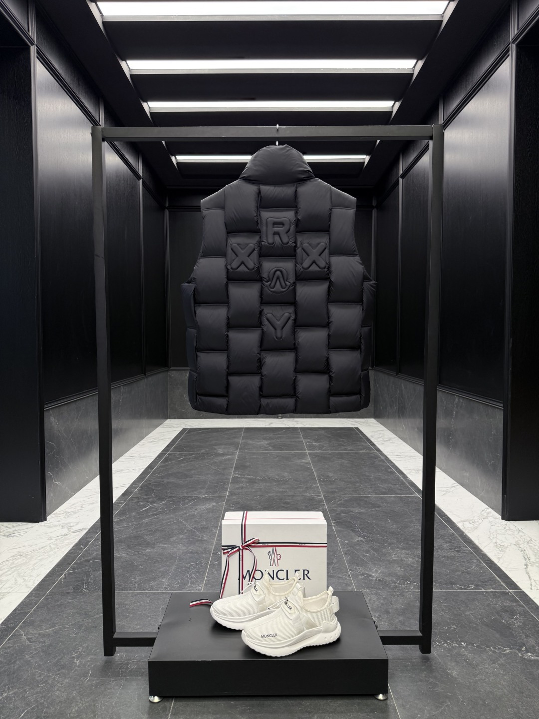 特级羽绒⬆️Moncler x ChristoPher Raxxy 明星同款 男女款3D绗缝拉链羽绒马甲