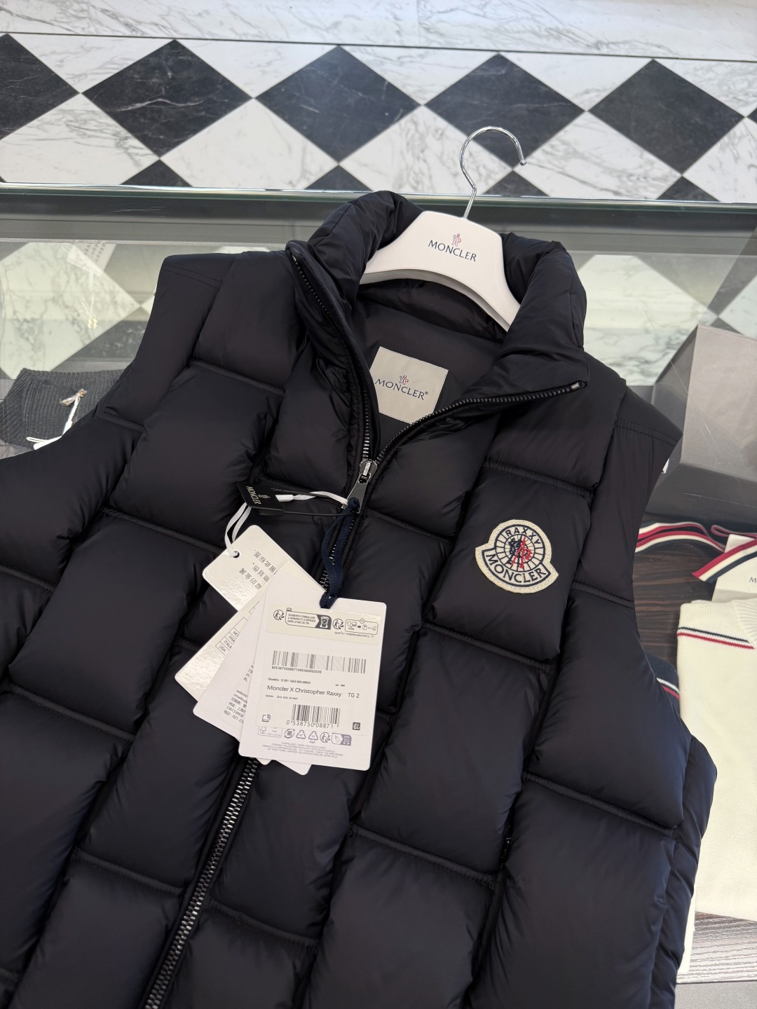 Moncler x ChristoPher Raxxy明星同款男女款3D绗缝拉链羽绒马甲.更多细节实拍.