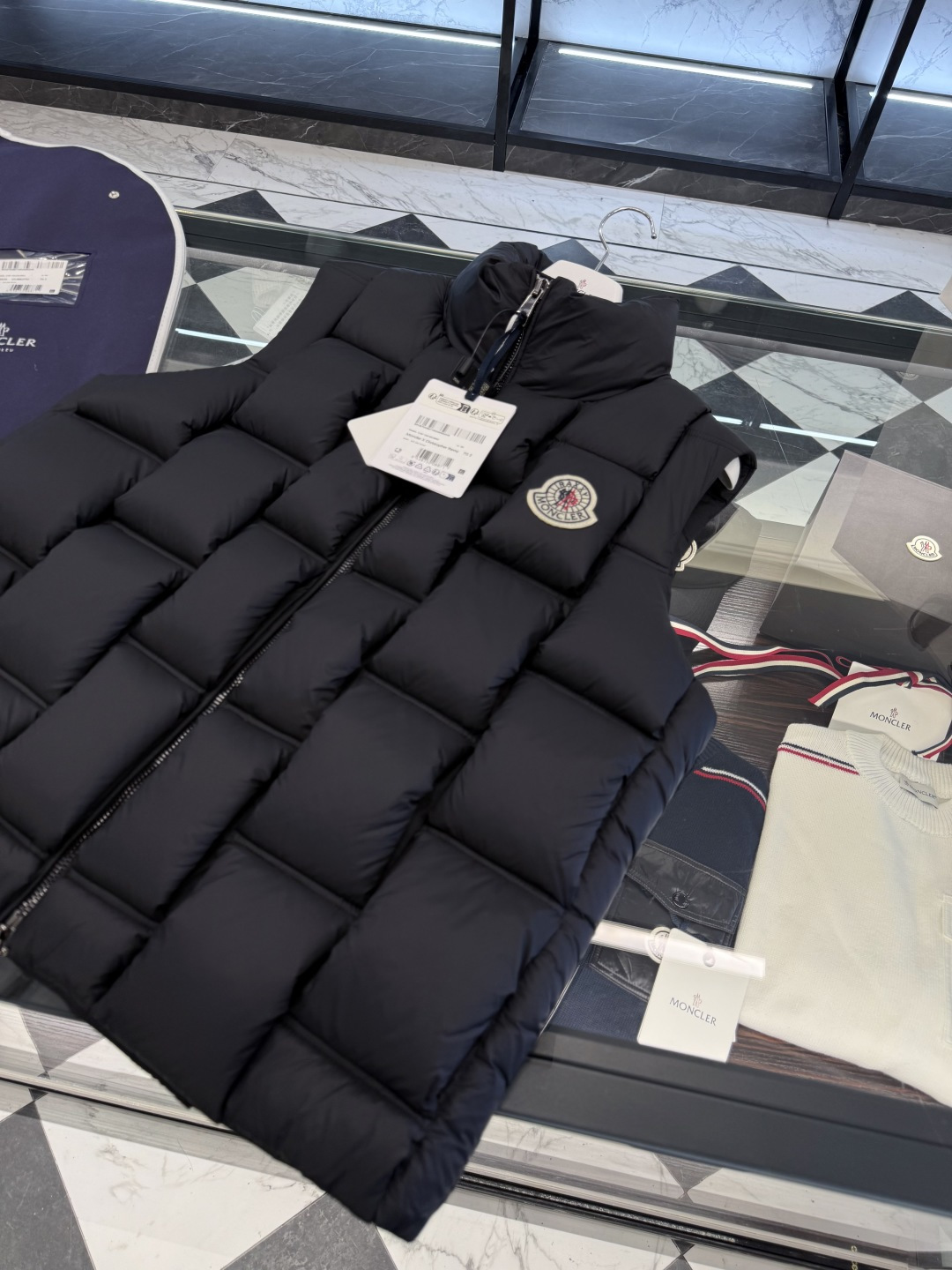 Moncler x ChristoPher Raxxy明星同款男女款3D绗缝拉链羽绒马甲.更多细节实拍.