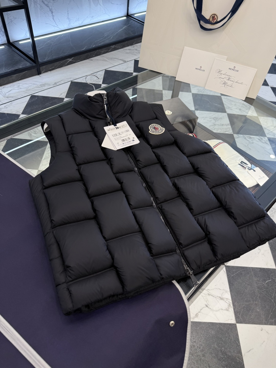 Moncler x ChristoPher Raxxy明星同款男女款3D绗缝拉链羽绒马甲.更多细节实拍.