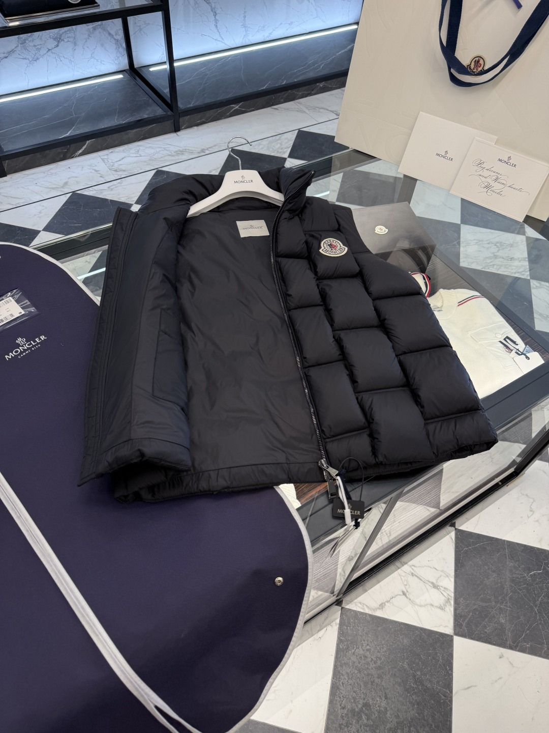 Moncler x ChristoPher Raxxy明星同款男女款3D绗缝拉链羽绒马甲.更多细节实拍.