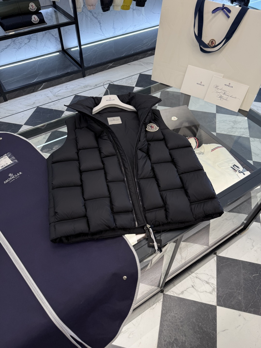 Moncler x ChristoPher Raxxy明星同款男女款3D绗缝拉链羽绒马甲.更多细节实拍.