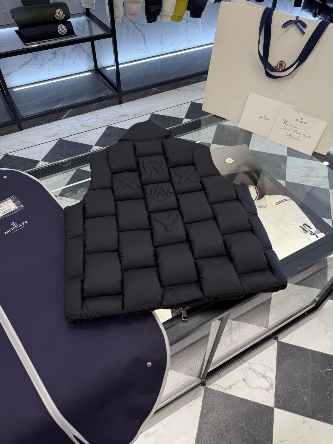 Moncler x ChristoPher Raxxy明星同款男女款3D绗缝拉链羽绒马甲.更多细节实拍.