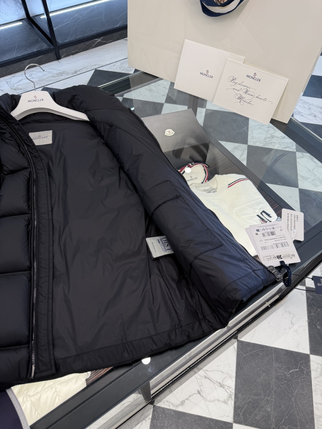 Moncler x ChristoPher Raxxy明星同款男女款3D绗缝拉链羽绒马甲.更多细节实拍.