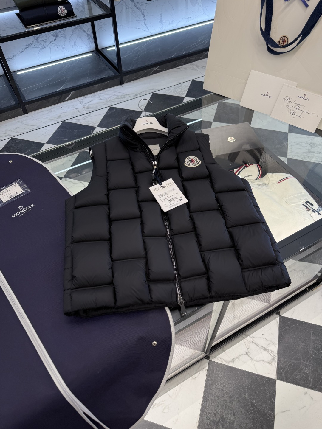 Moncler x ChristoPher Raxxy明星同款男女款3D绗缝拉链羽绒马甲.更多细节实拍.