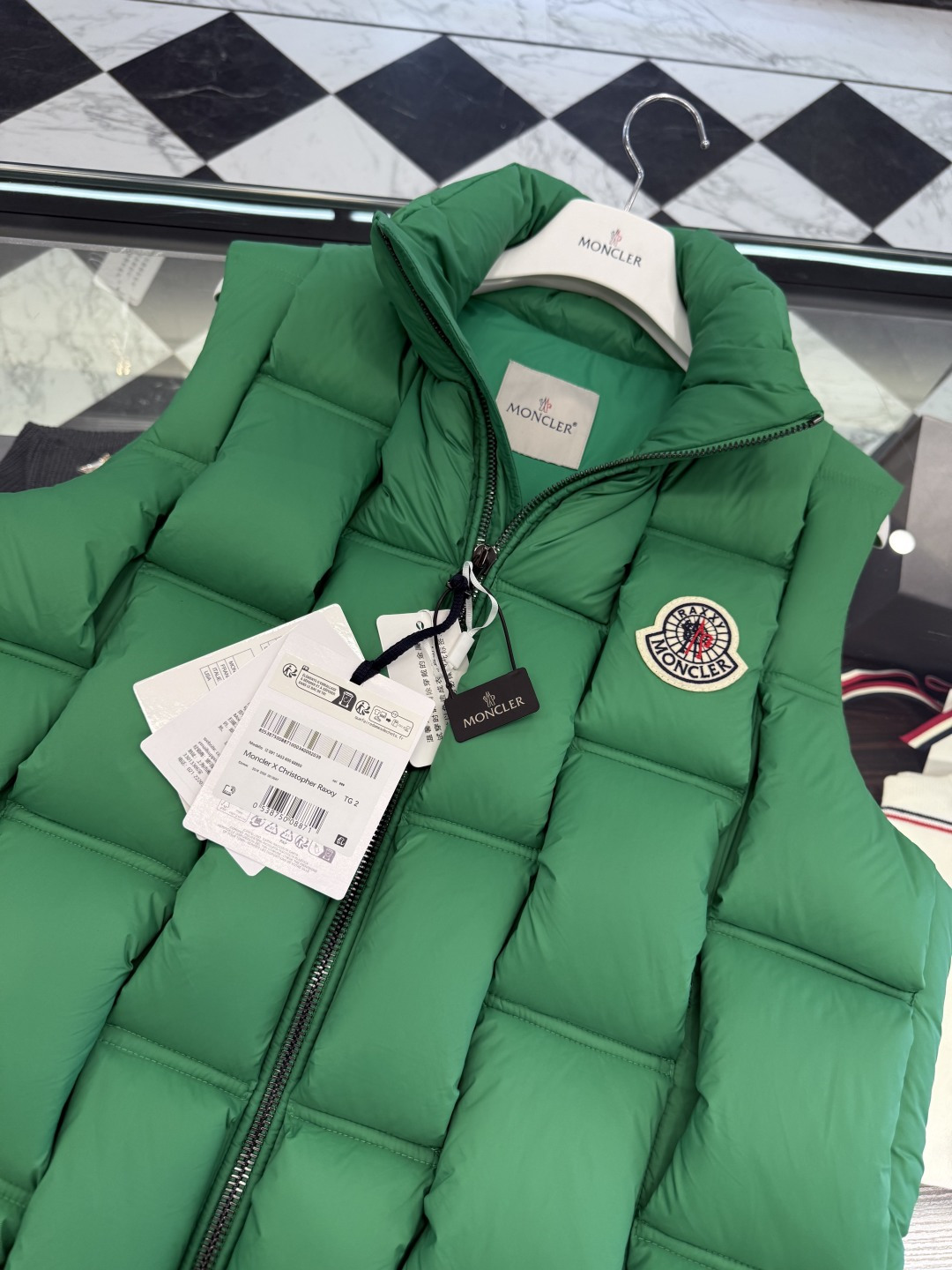 Moncler x ChristoPher Raxxy明星同款男女款3D绗缝拉链羽绒马甲.更多细节实拍.