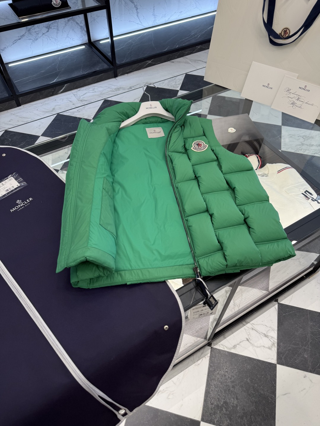 Moncler x ChristoPher Raxxy明星同款男女款3D绗缝拉链羽绒马甲.更多细节实拍.