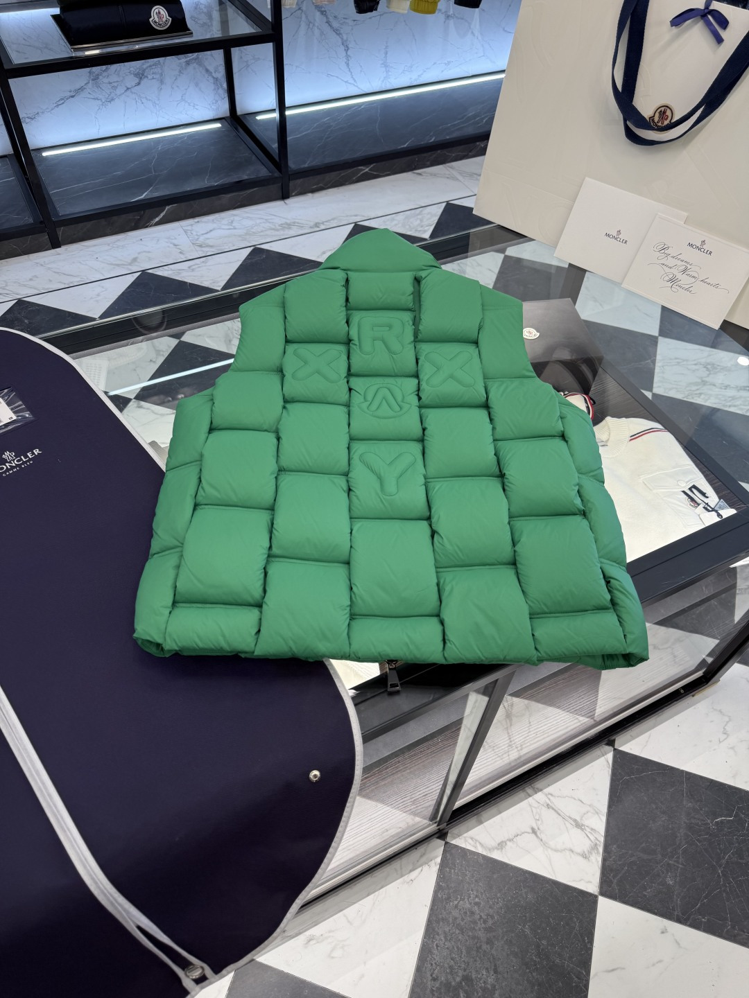 Moncler x ChristoPher Raxxy明星同款男女款3D绗缝拉链羽绒马甲.更多细节实拍.