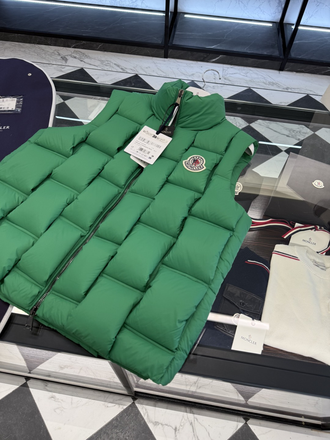 Moncler x ChristoPher Raxxy明星同款男女款3D绗缝拉链羽绒马甲.更多细节实拍.