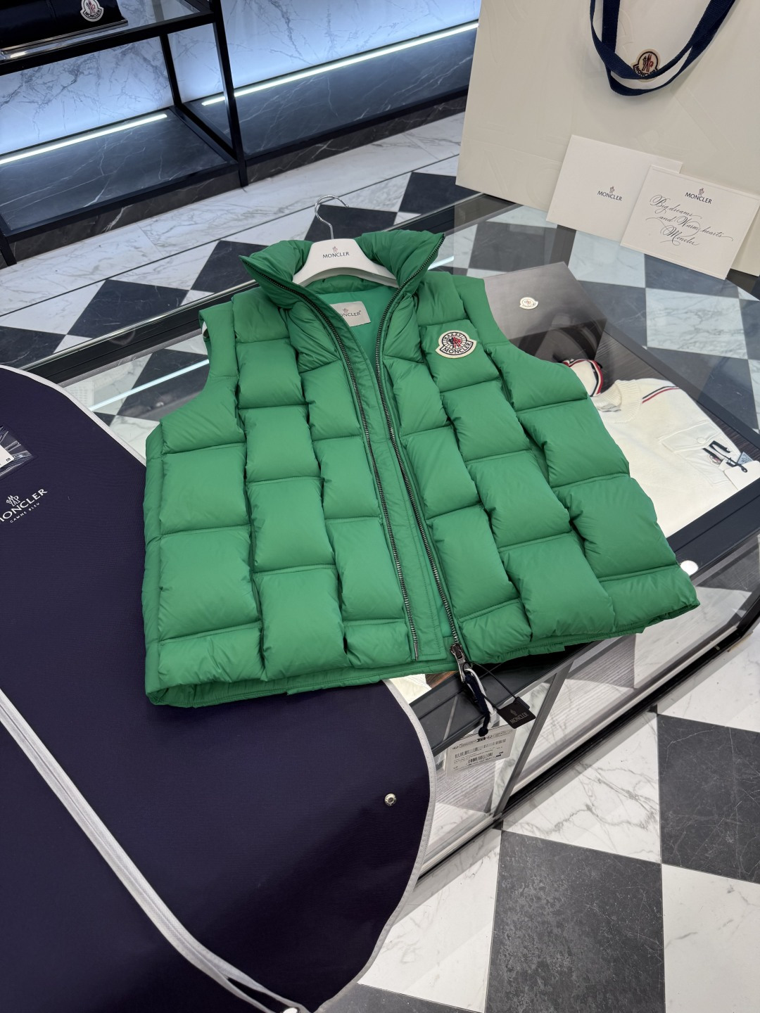 Moncler x ChristoPher Raxxy明星同款男女款3D绗缝拉链羽绒马甲.更多细节实拍.