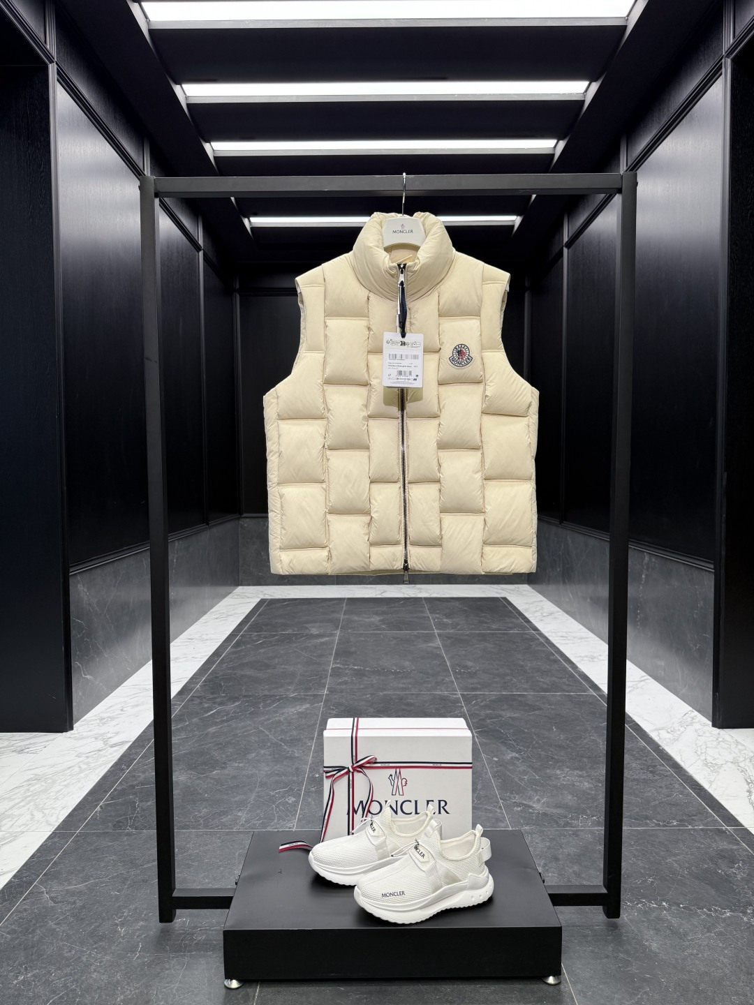 特级羽绒⬆️Moncler x ChristoPher Raxxy 明星同款 男女款3D绗缝拉链羽绒马甲